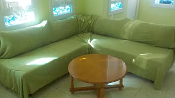 Superior-Apartment, 2 Schlafzimmer, Gartenblick, am Strand | Wohnzimmer | Flachbildfernseher