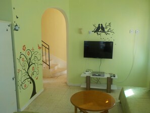 Superior Apartment, 2 Bedrooms, Garden View, Beachside | Living room