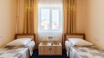 Kahden hengen huone (kaksi sänkyä) | Tallelokero huoneessa, silitysrauta/-lauta, lisävuoteet, ilmainen Wi-Fi