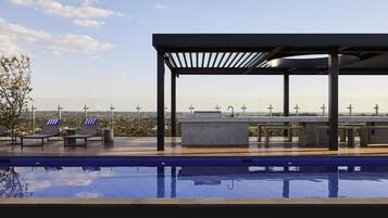 Piscine extérieure, chaises longues