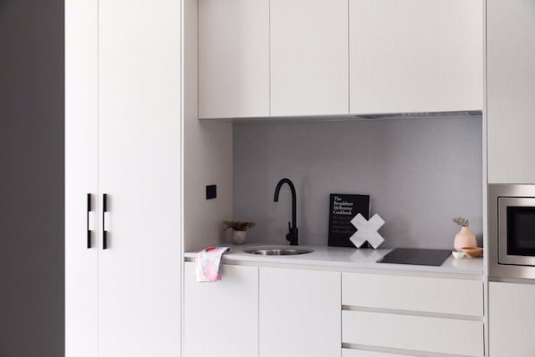 Jääkaappi, vedenkeitin, keittoastiat/astiat/ruokailuvälineet