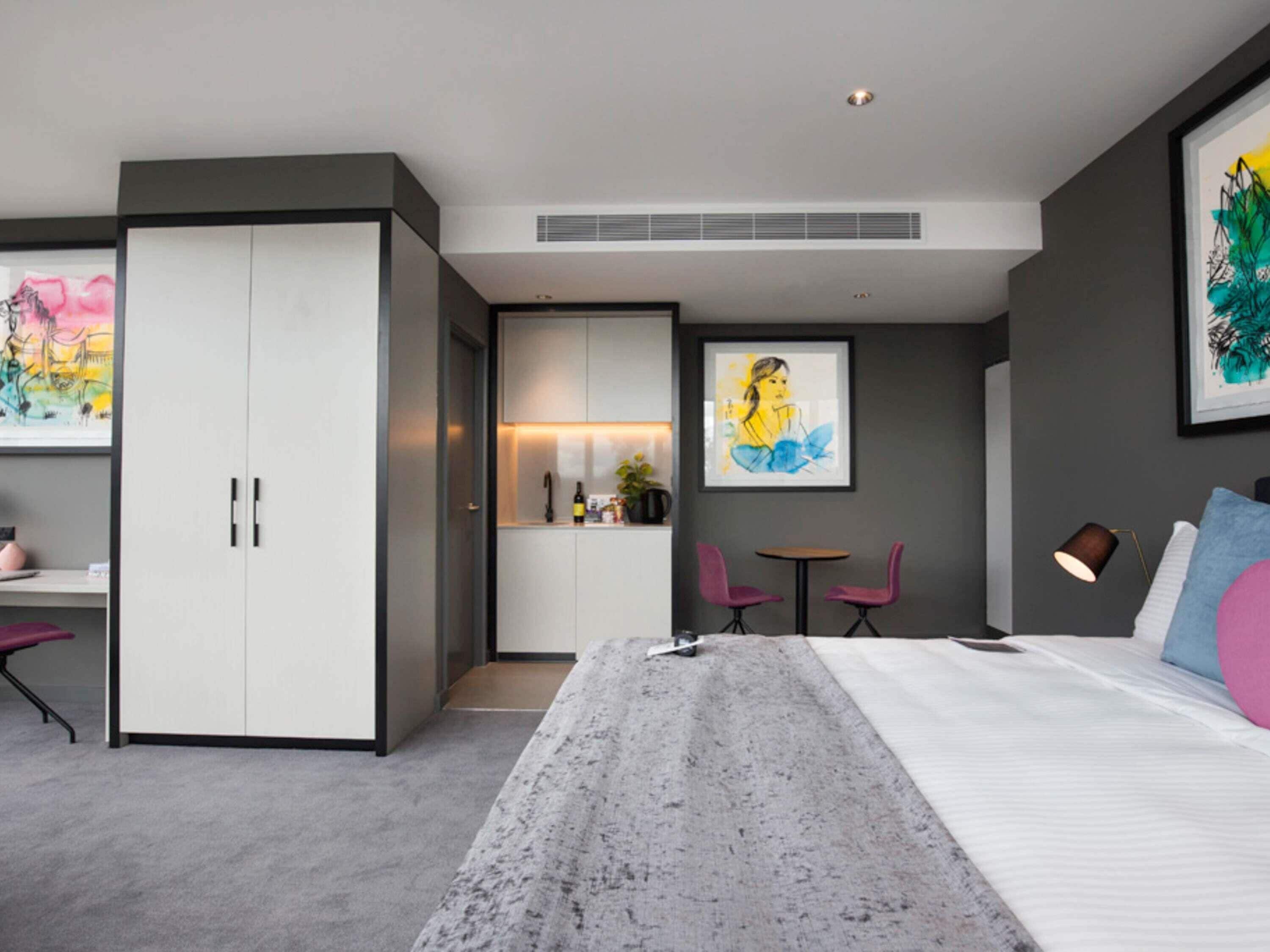 Quarto luxo, 1 cama de casal, sacada (Chen) | Frigobar, cofres nos quartos, escrivaninha, cortinas blackout