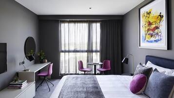 Minibar, coffres-forts dans les chambres, bureau, rideaux occultants