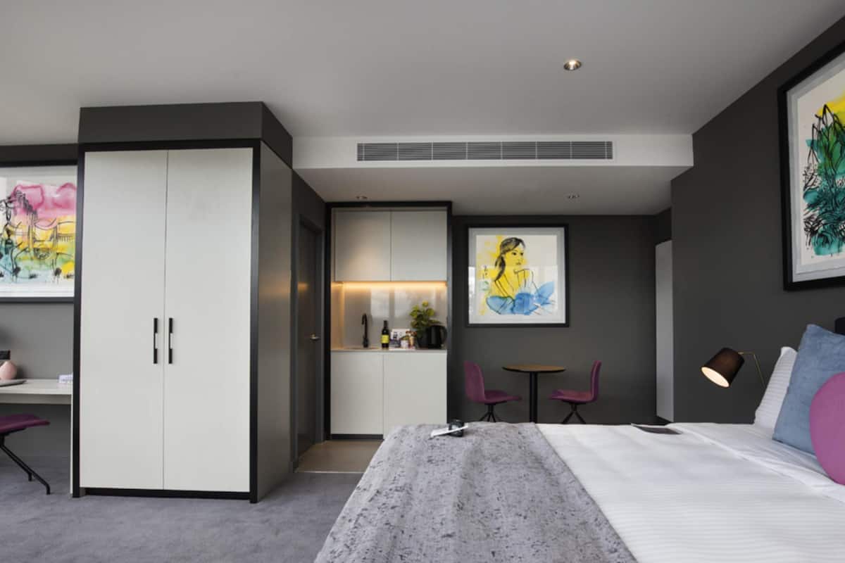 Chen Deluxe King, Balcony | Minibar, in-room safe, desk, blackout drapes