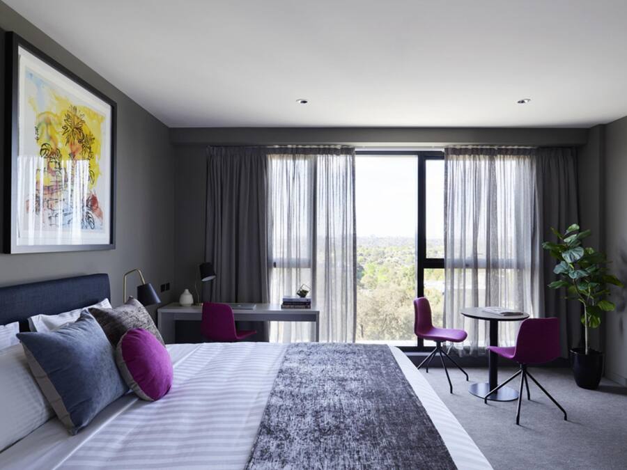 Chen Deluxe King | Minibar, in-room safe, desk, blackout drapes