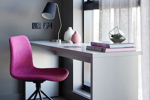 Minibaari, tallelokero huoneessa, työpöytä, pimennysverhot