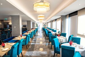 Serveert ontbijt, lunch en diner