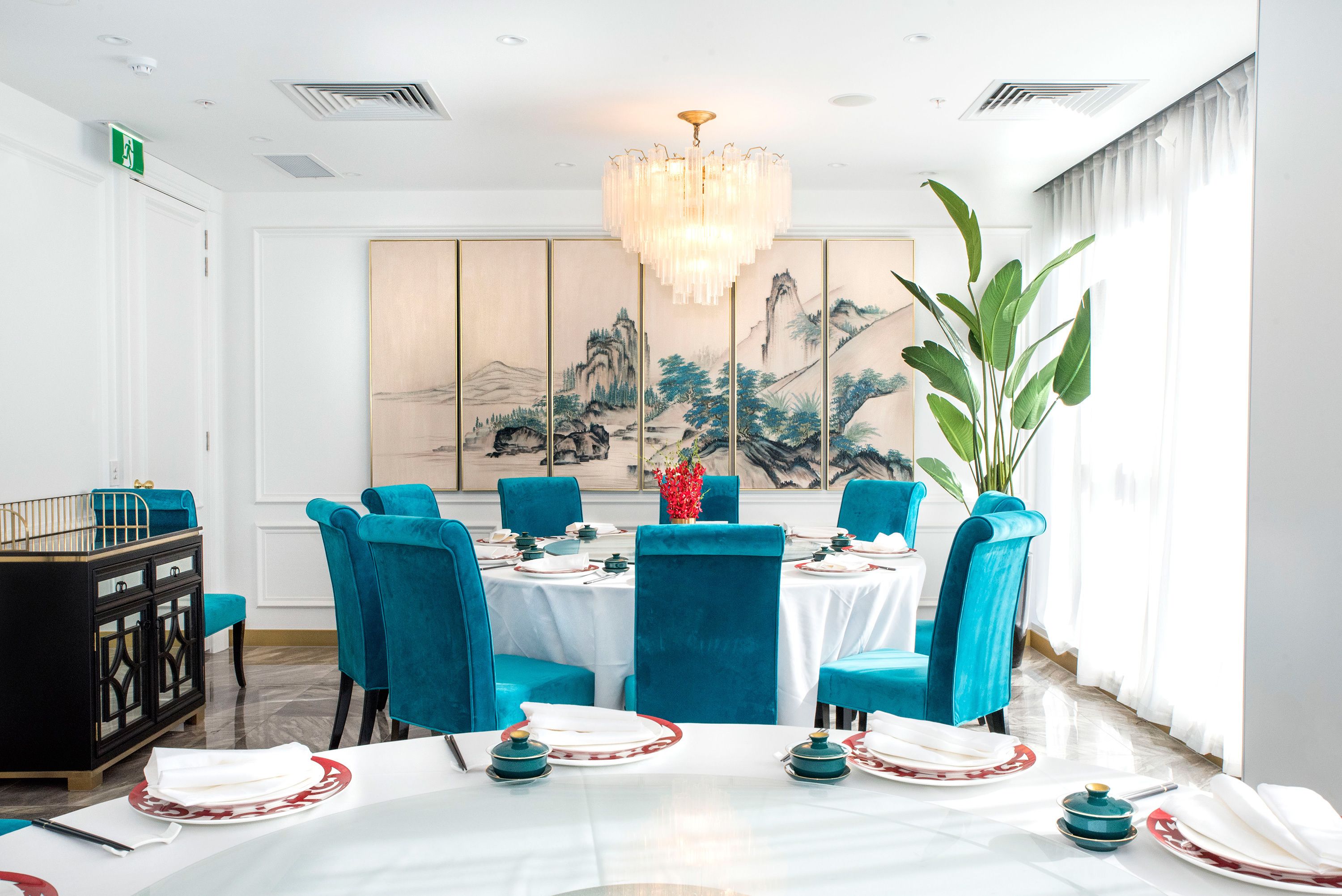 breakfast, lunch and dinner served