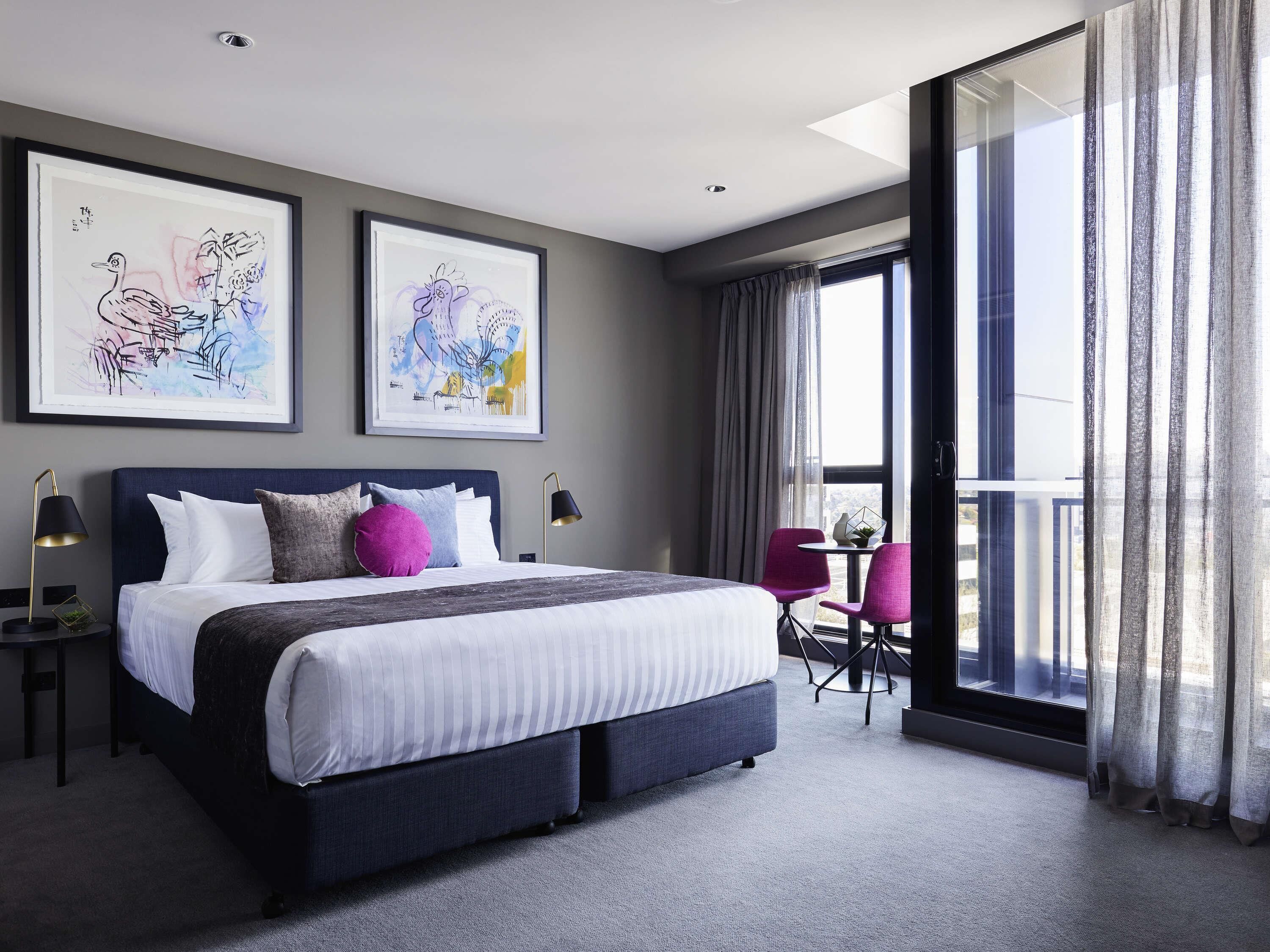 Minibar, pengeskab på værelset, skrivebord, mørklægningsgardiner