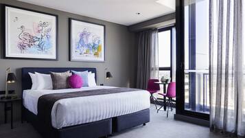 Minibar, pengeskab på værelset, skrivebord, mørklægningsgardiner