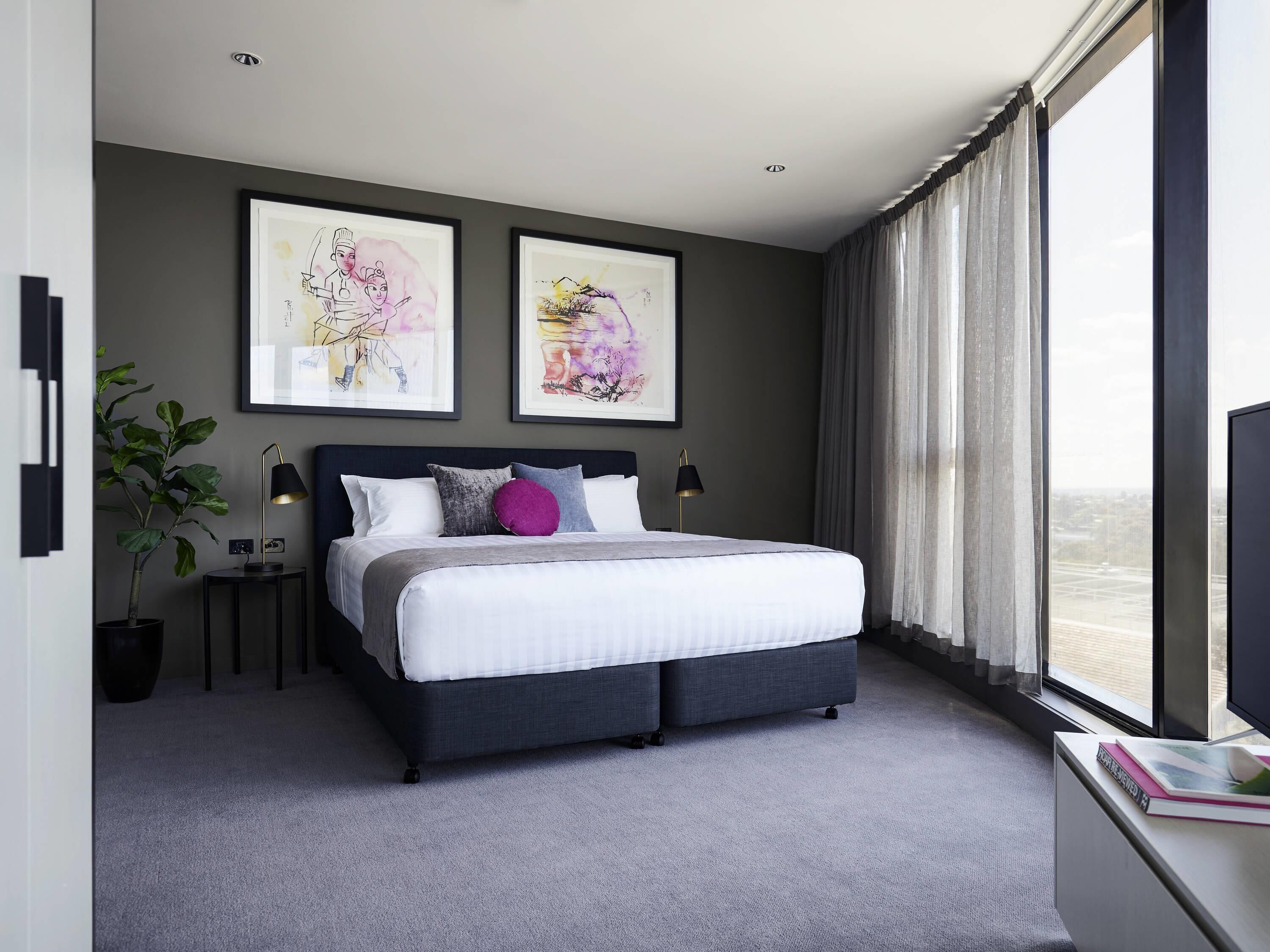 Minibar, caja de seguridad en la habitación y escritorio 