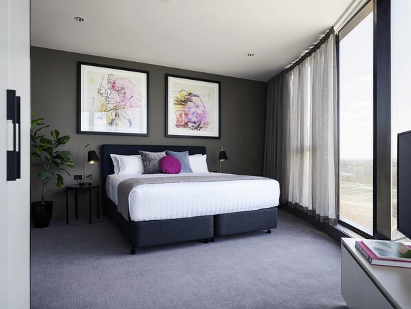 Chen Queen | Minibar, in-room safe, desk, blackout drapes - The Chen Melbourne - Art Series (Box Hill)