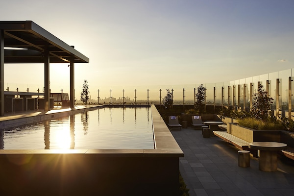 Piscina externa, funciona das 6h às 23h, espreguiçadeiras