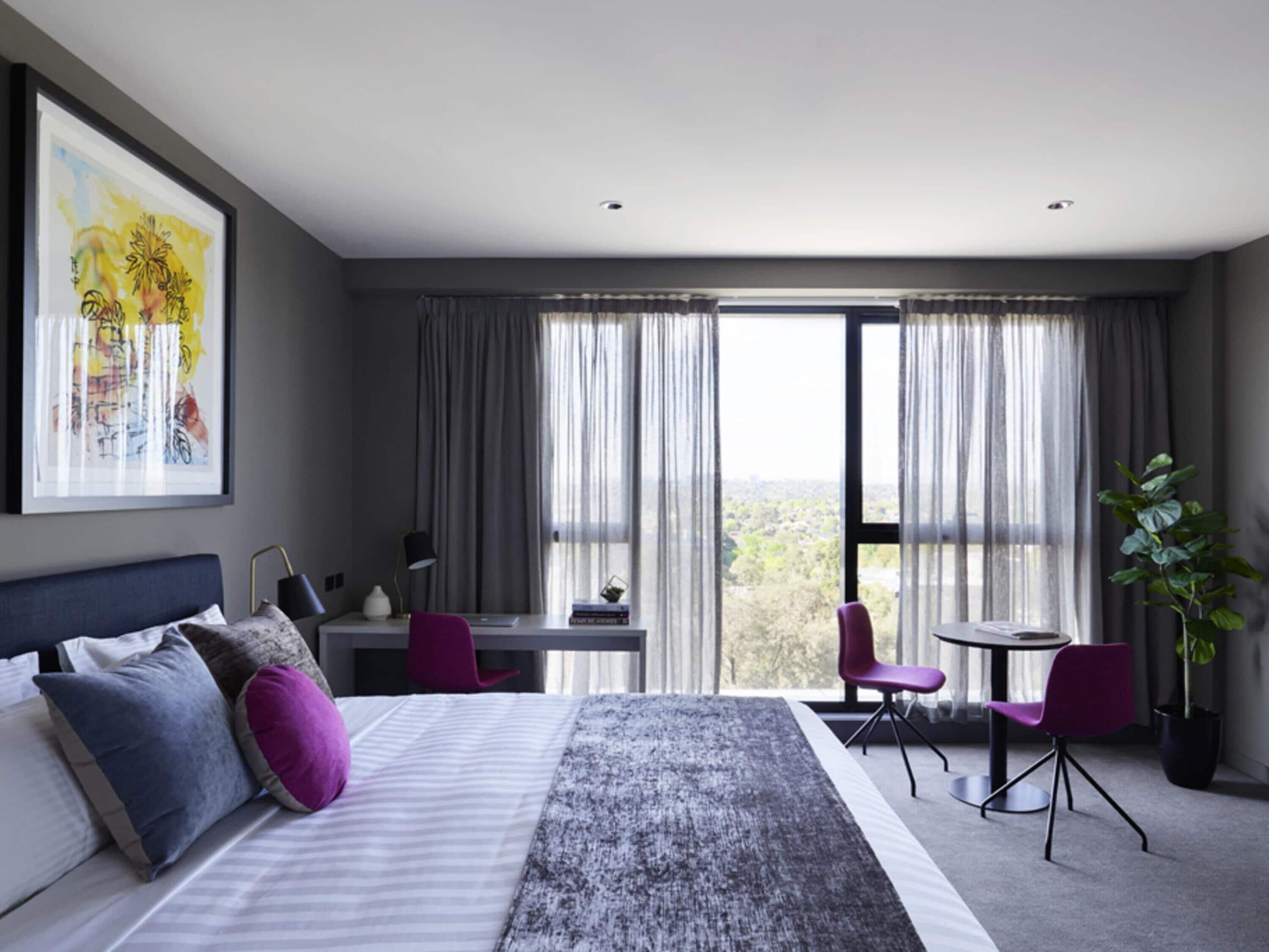 Minibar, caja de seguridad en la habitación y escritorio 