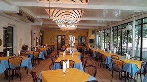 Se sirven comidas, cenas y cocina local 
