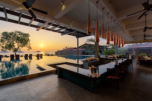 2 bares, bar en la piscina