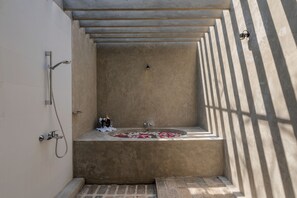 Quarto | Banheiro | Chuveiro, chuveiro com efeito de chuva, produtos de toalete grátis 