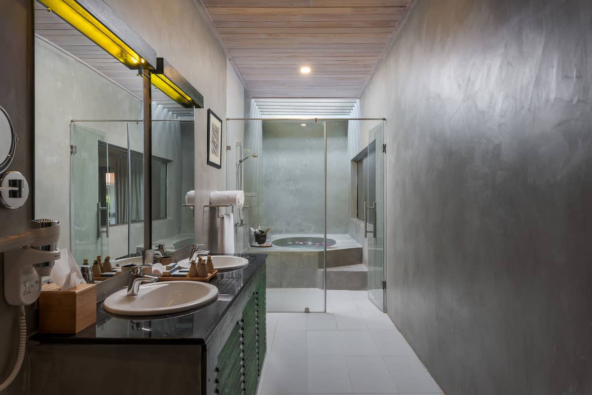 Een douche, een regendouche, gratis toiletartikelen, een haardroger