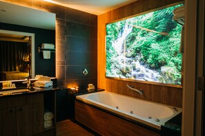 Presidential Suite | Bathroom | Shower, hair dryer, towels, soap - Iveagh Garden Hotel (Dublin)