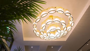 Een plafond met een ronde lamp.