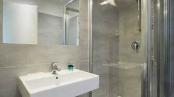 Deluxe-Doppel- oder -Zweibettzimmer, Balkon | Badezimmer | Dusche, kostenlose Toilettenartikel, Haartrockner, Bidet