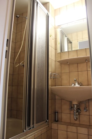 Twin Room (Budget) | Bathroom