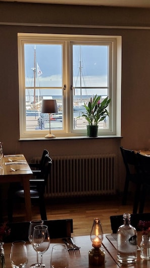 Der serveres aftensmad og lokale og internationale retter