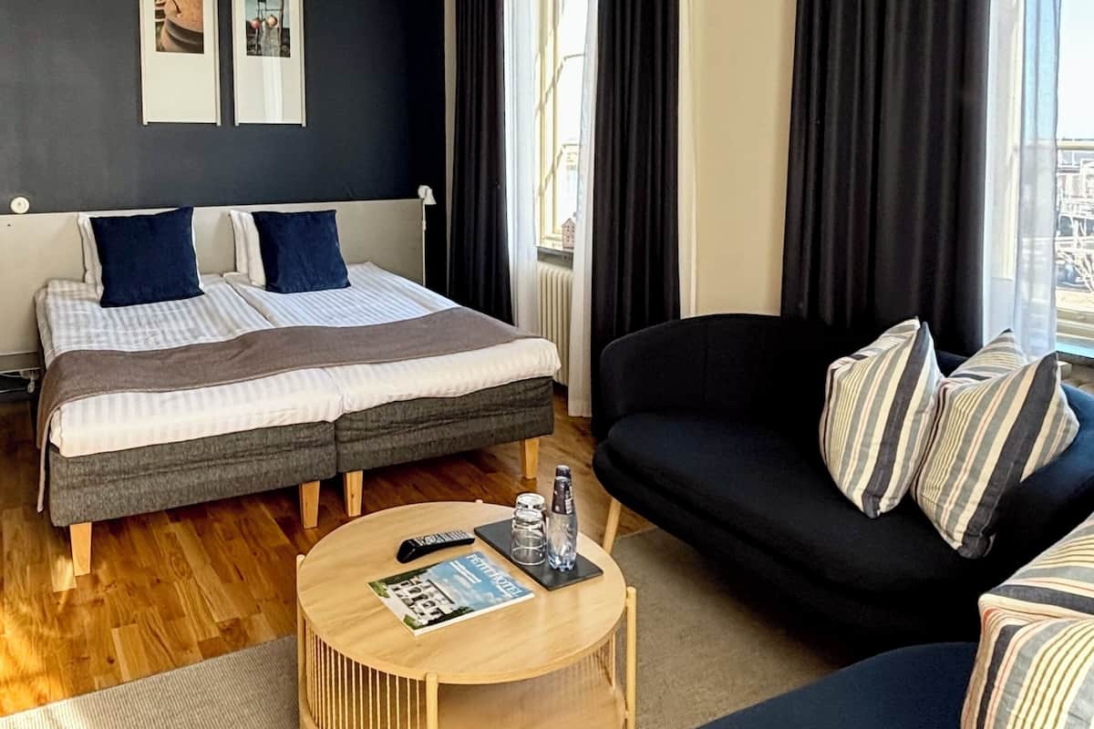 Superior-Doppelzimmer, Meerblick (Tullhuset, Annex) | Laptopgeeigneter Arbeitsplatz, kostenloses WLAN, individuell dekoriert