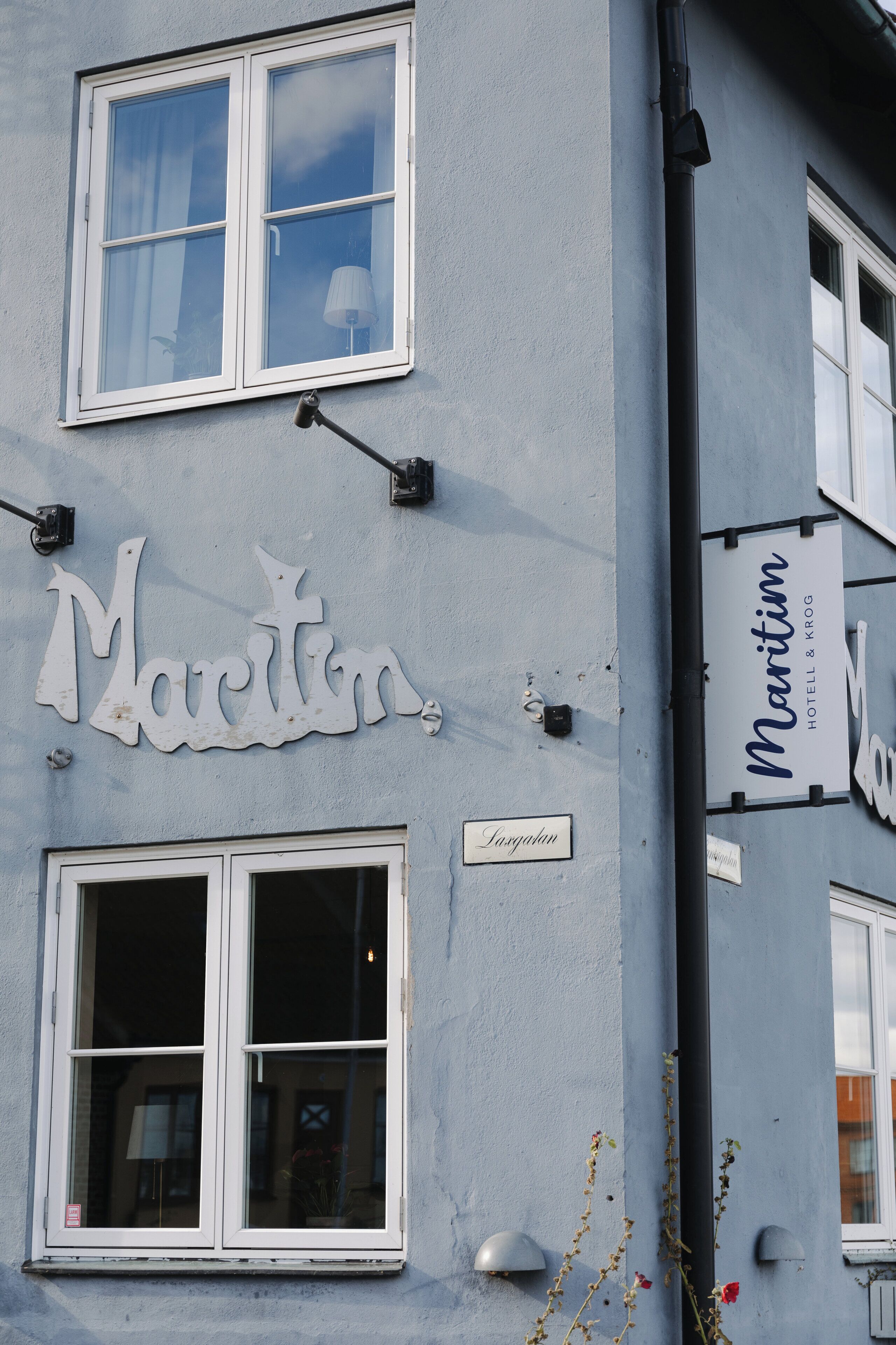 A building with a sign reading "Maritim Hotel & Krog."