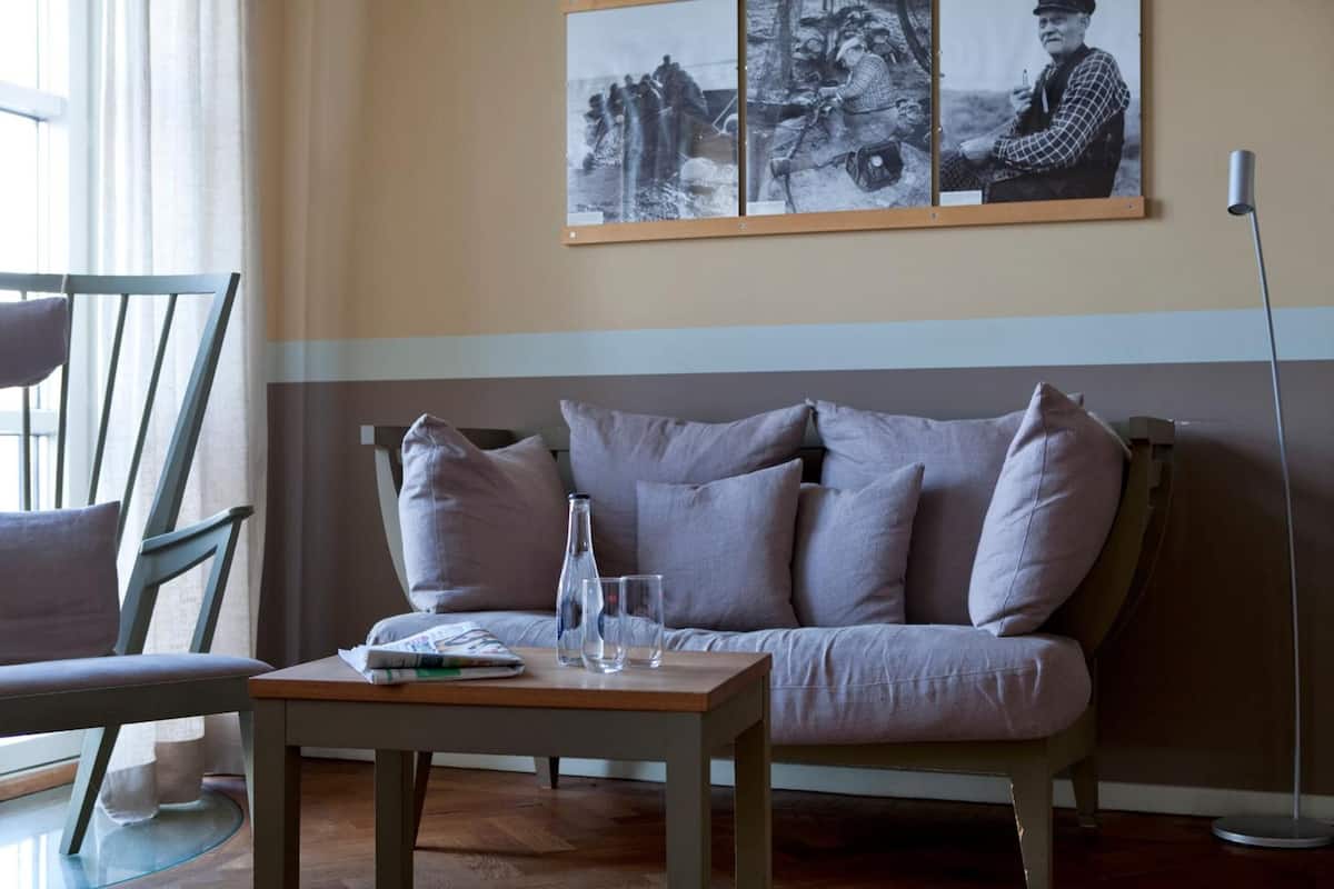 32-inch flat-screen tv with cable channels, tv