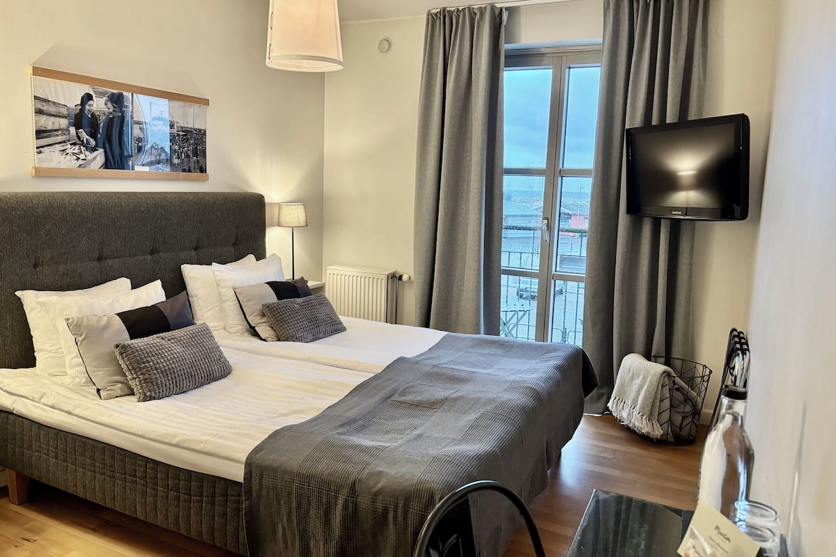 Habitación doble estándar, balcón, vista al océano | Decoración personalizada y muebles diferentes