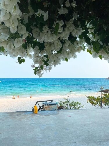 Blue Anchor Lodge & Cafe-Binh Ba Island