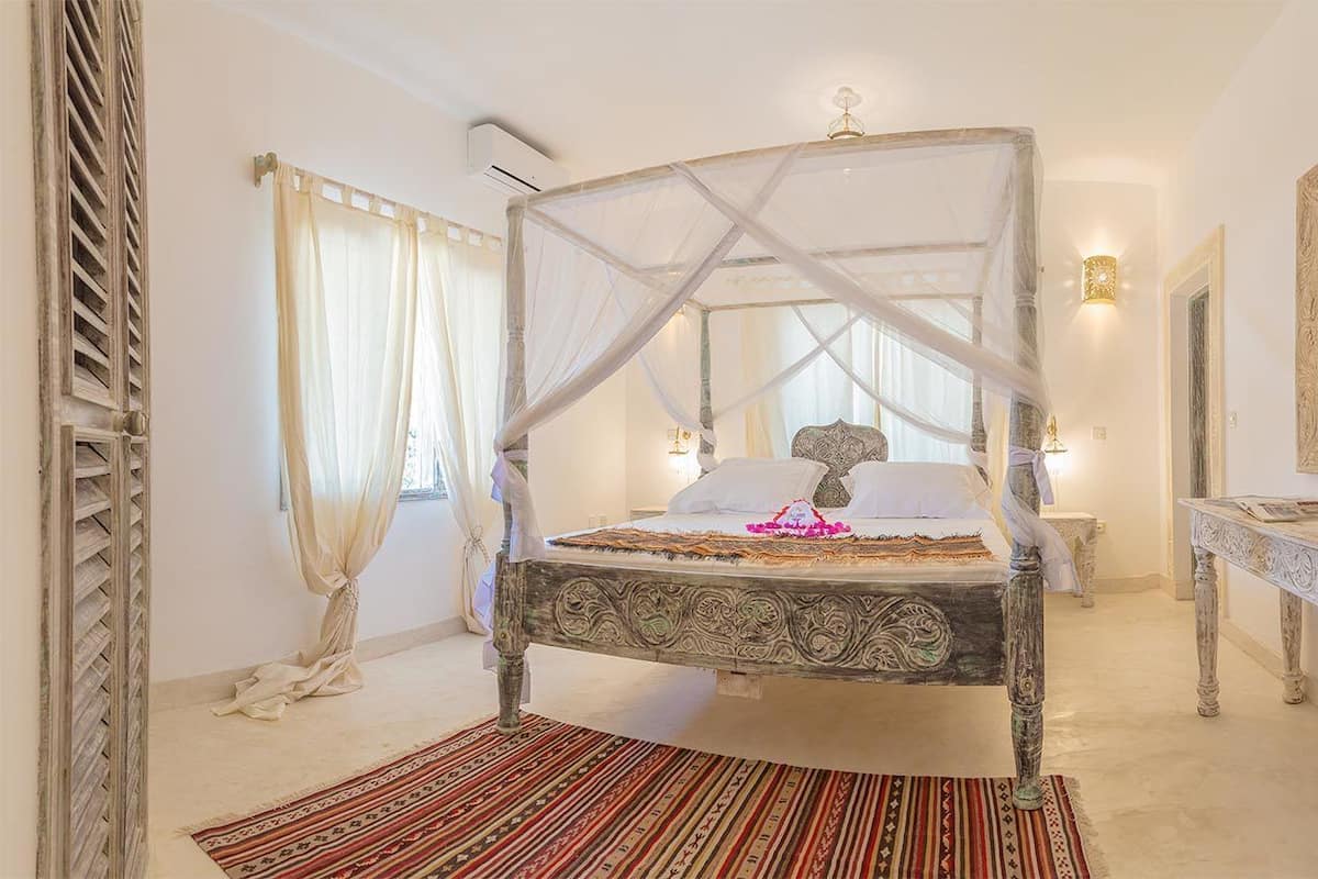 Quarto casal exclusivo, 1 cama King, acessível, vista para o jardim | Roupas de cama premium, frigobar, cofres nos quartos, escrivaninha