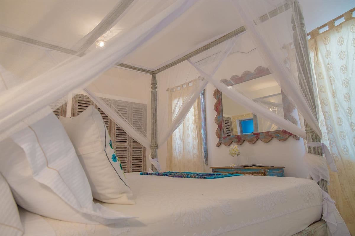 Quarto casal exclusivo, 1 cama King, vista para o oceano | Roupas de cama premium, frigobar, cofres nos quartos, escrivaninha