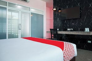 Desk, laptop workspace, free WiFi, bed sheets - Sabai Palace (Nakhon Si Thammarat)