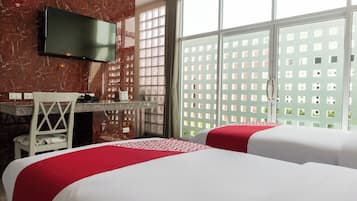 مكتب ومساحة عمل للكمبيوتر المحمول وواي فاي مجانًا وملاءات أسرّة