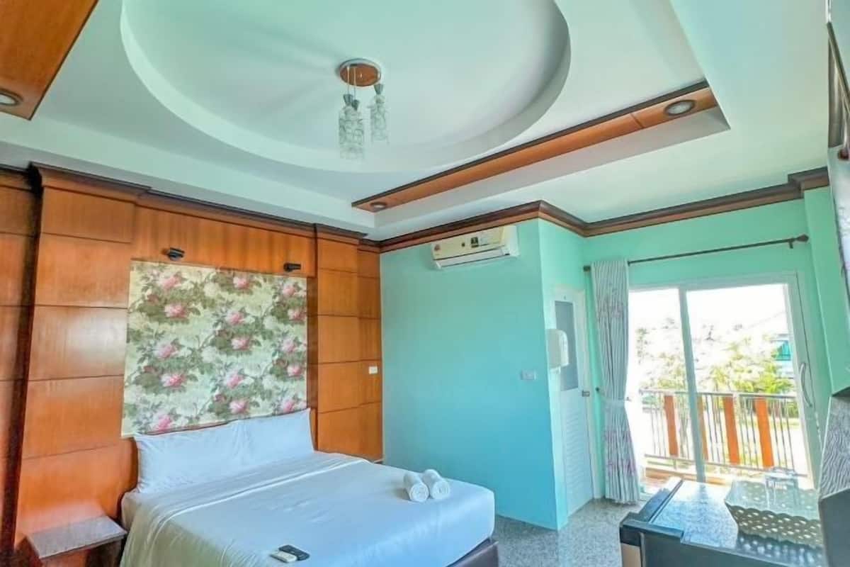 Desk, laptop workspace, free WiFi, bed sheets