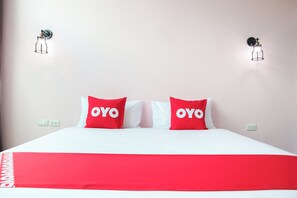 Desk, laptop workspace, free WiFi, bed sheets - Sabai Palace (Nakhon Si Thammarat)