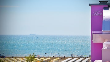 Plage, sable blanc, chaises longues, parasols