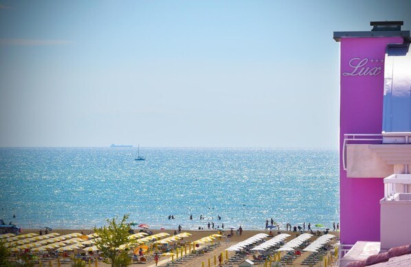 Plage, sable blanc, chaises longues, parasols