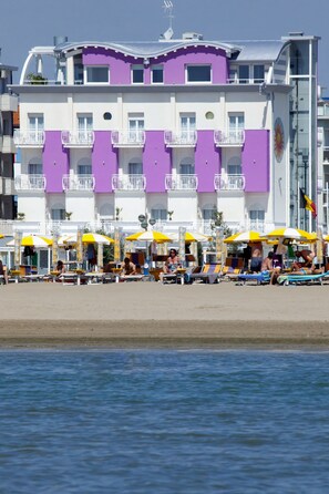 บนชายหาด, ทรายสีขาว, เก้าอี้อาบแดด, ร่มชายหาด