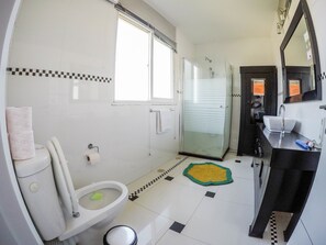 Dormitorio compartido básico, vistas a la montaña | Baño | Artículos de higiene personal gratuitos y secador de pelo