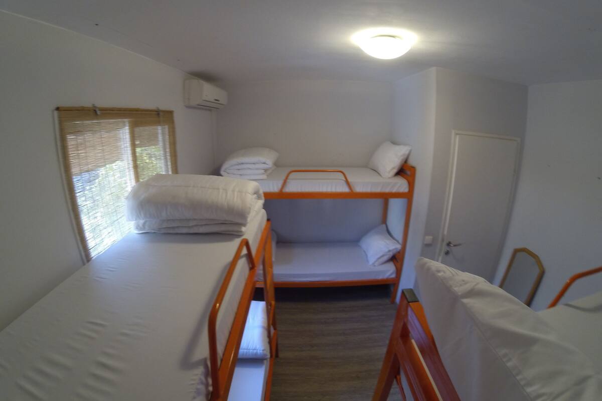 Dormitorio compartido básico, dormitorio mixto | Caja fuerte y wifi gratis