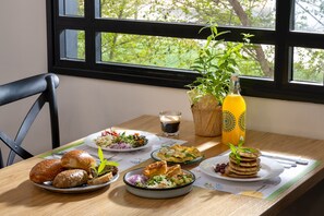 Tägliches Frühstücksbuffet gegen Gebühr