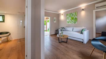 Mini Suite with Garden Access | 客厅 | 30-英寸液晶电视 (配备有线频道)、电视