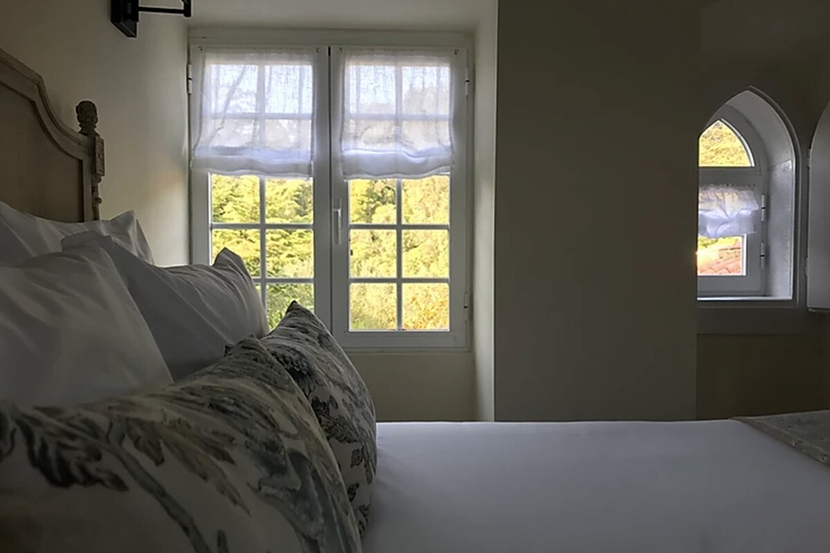 Minibar, caja fuerte, escritorio y cortinas opacas
