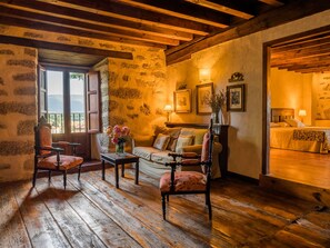 Chambre Double ou avec lits jumeaux, salle de bains privée, vue montagne | Bar lounge