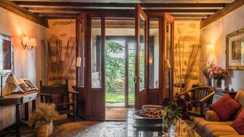 Habitación con 1 cama matrimonial o 2 individuales, baño privado, vista a la montaña | Lobby