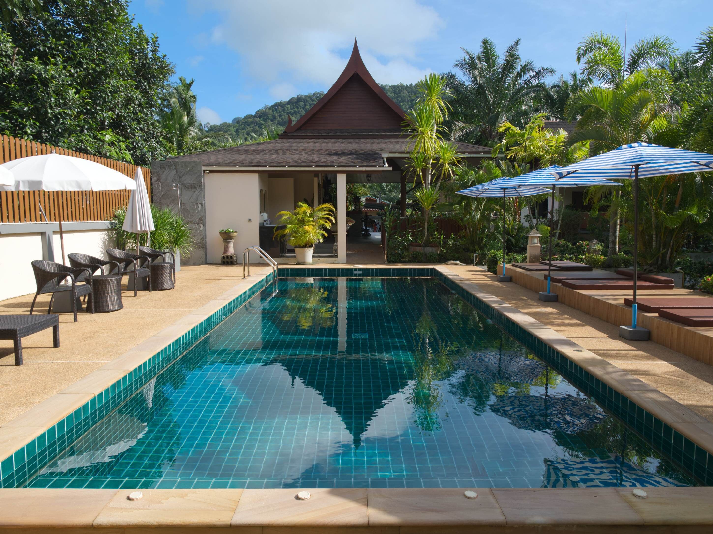 Una piscina al aire libre