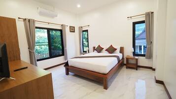 Kamar Keluarga, 2 kamar tidur, balkon, pemandangan kebun | Seprai premium, minibar, dan didekorasi berbeda-beda